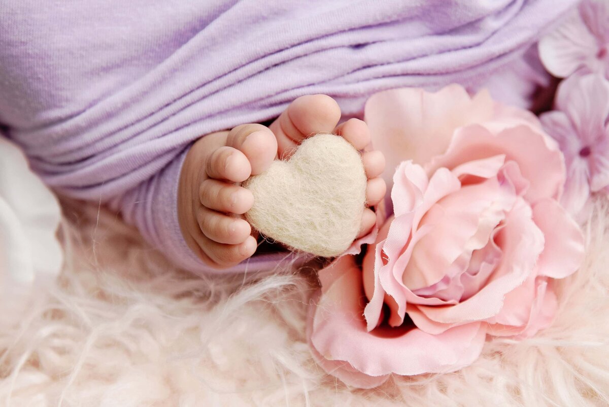 st-louis-newborn-photographer-baby-girl-toes-with-heart-and-flowers