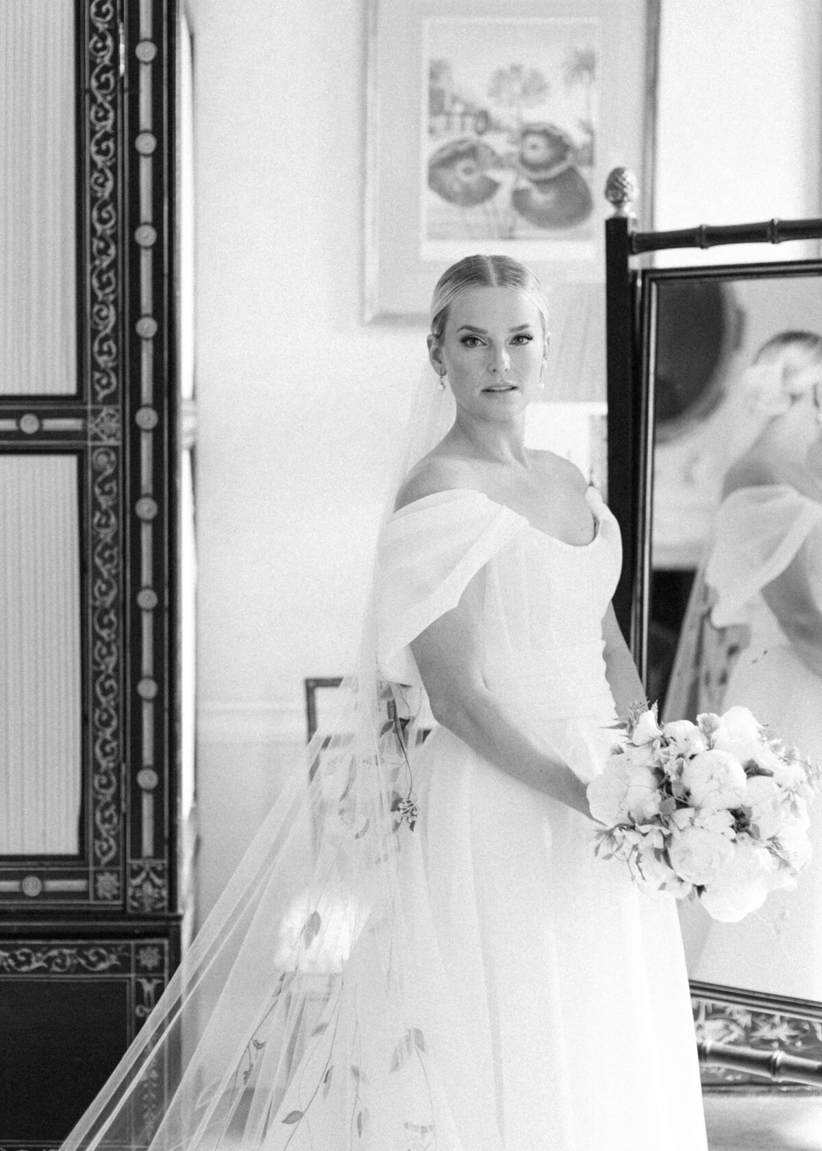 chloe-winstanley-weddings-cotswolds-cornwell-manor-monique-lhuillier-dress-bride-portrait-black-white