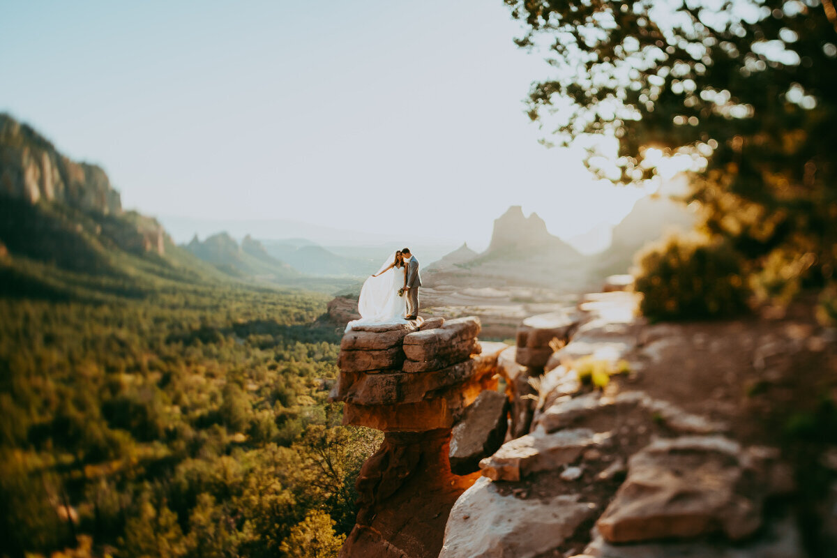 bride and groom on the edge of a cliff in Sedona