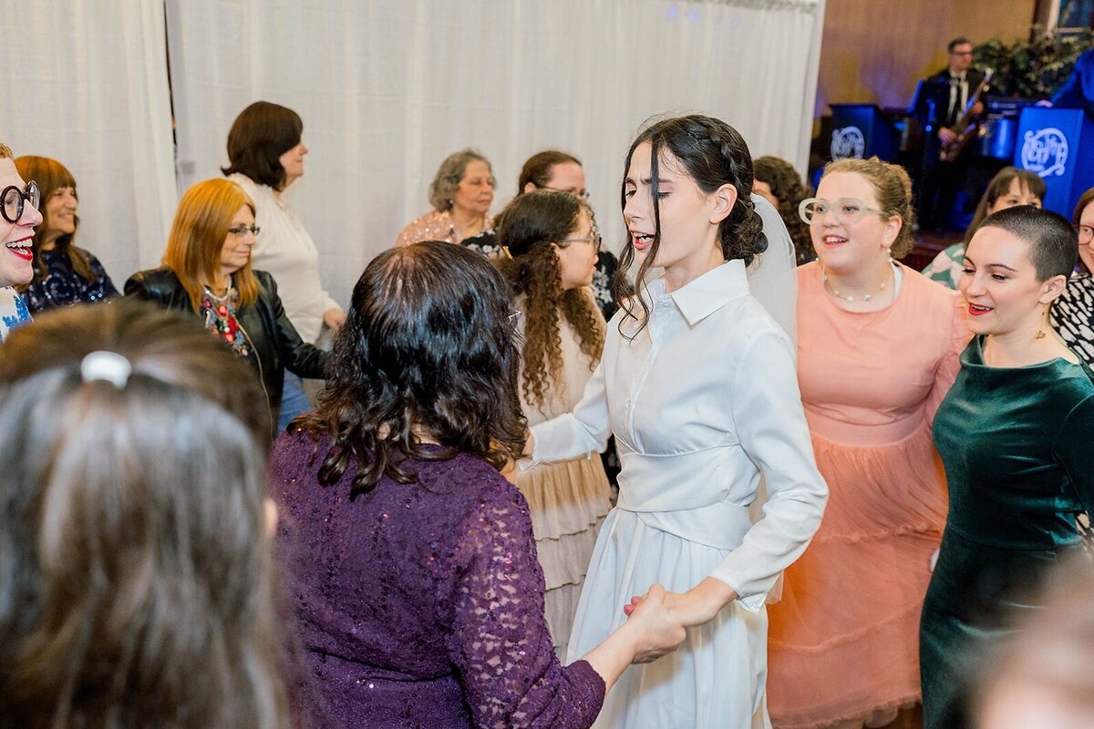 Eliana-Melmed-Photography-Chicago-LosAngeles-Jewish-WeddingPhotographer-CarmiKalman-WomensDancing-00022