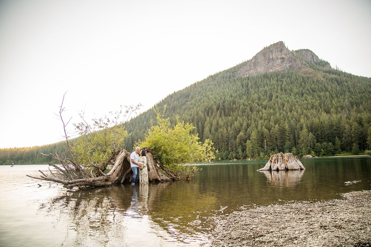 North-Bend-maternity-pictures-Rattlesnake-Lake (6)