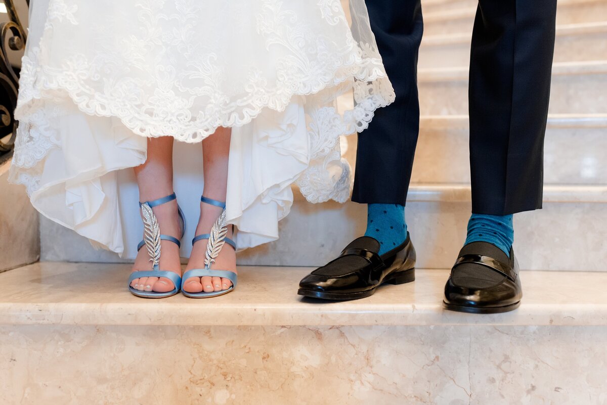 14_Grooms-blue-socks-and-brides-blue-feather-heels_1053