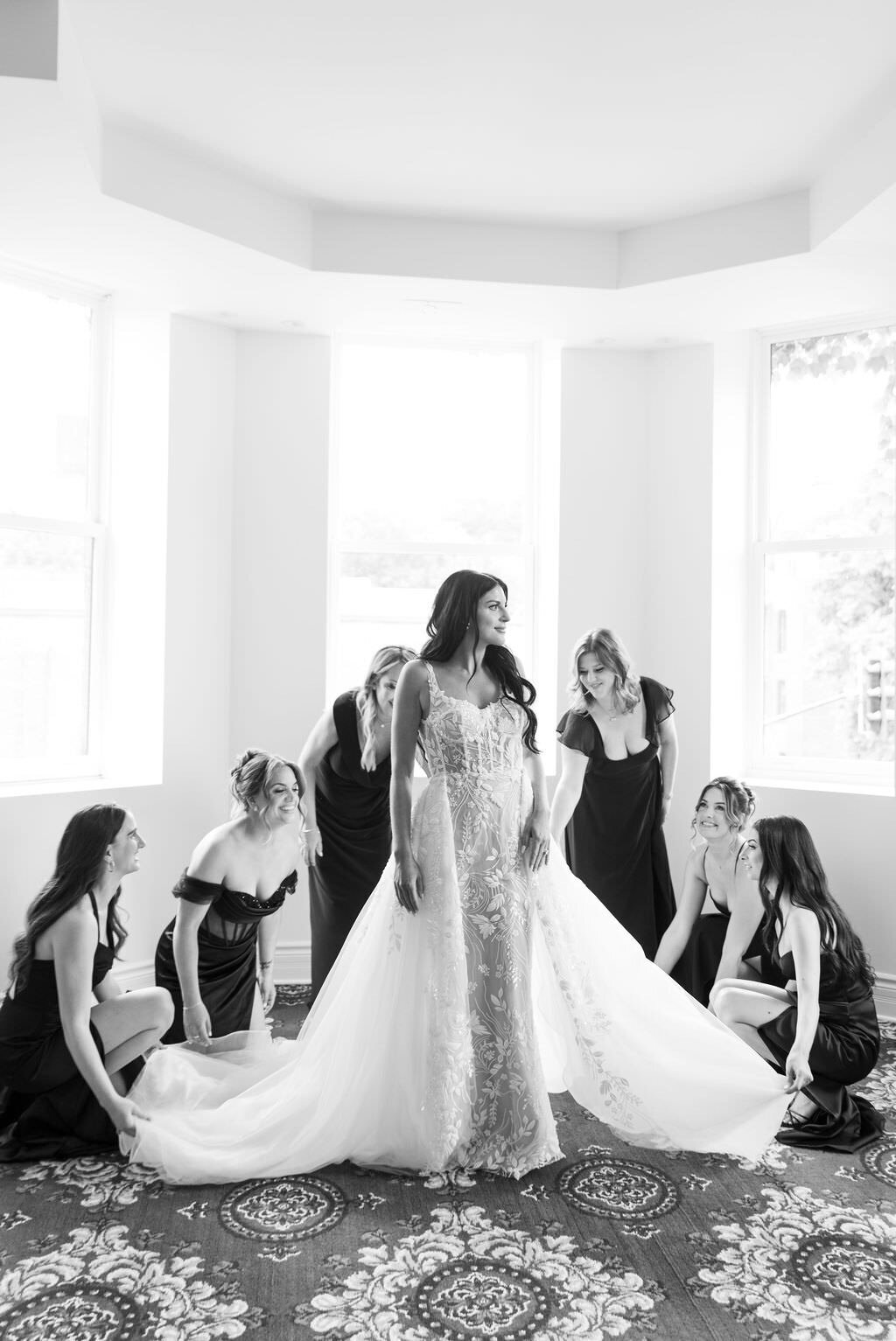 Bride's getting ready with bridesmaid | Maison Principale Luxury Wedding | Montreal top wedding photographer | Luxury Moment Photography