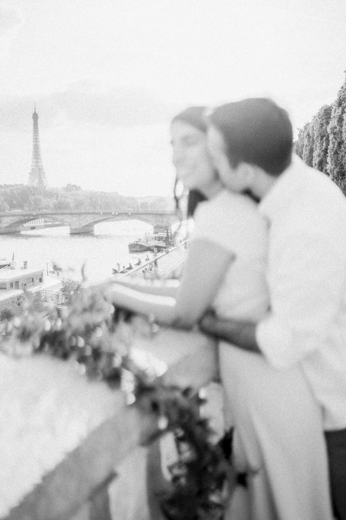 020-Paris-Cinematic-Romance-travel-session-Editorial-Luxury-Fine-Art-Lisa-Vigliotta-Photography