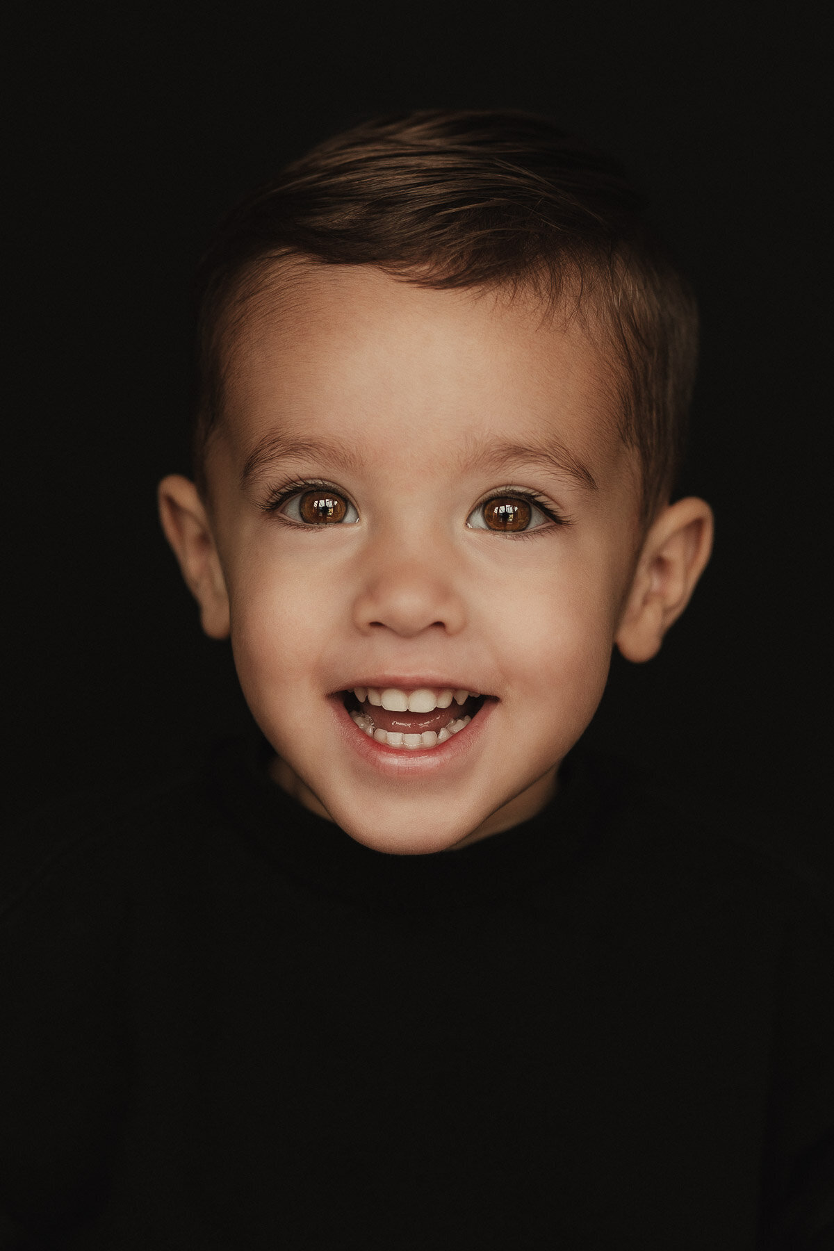 portretfoto zwarte achtergrond kind