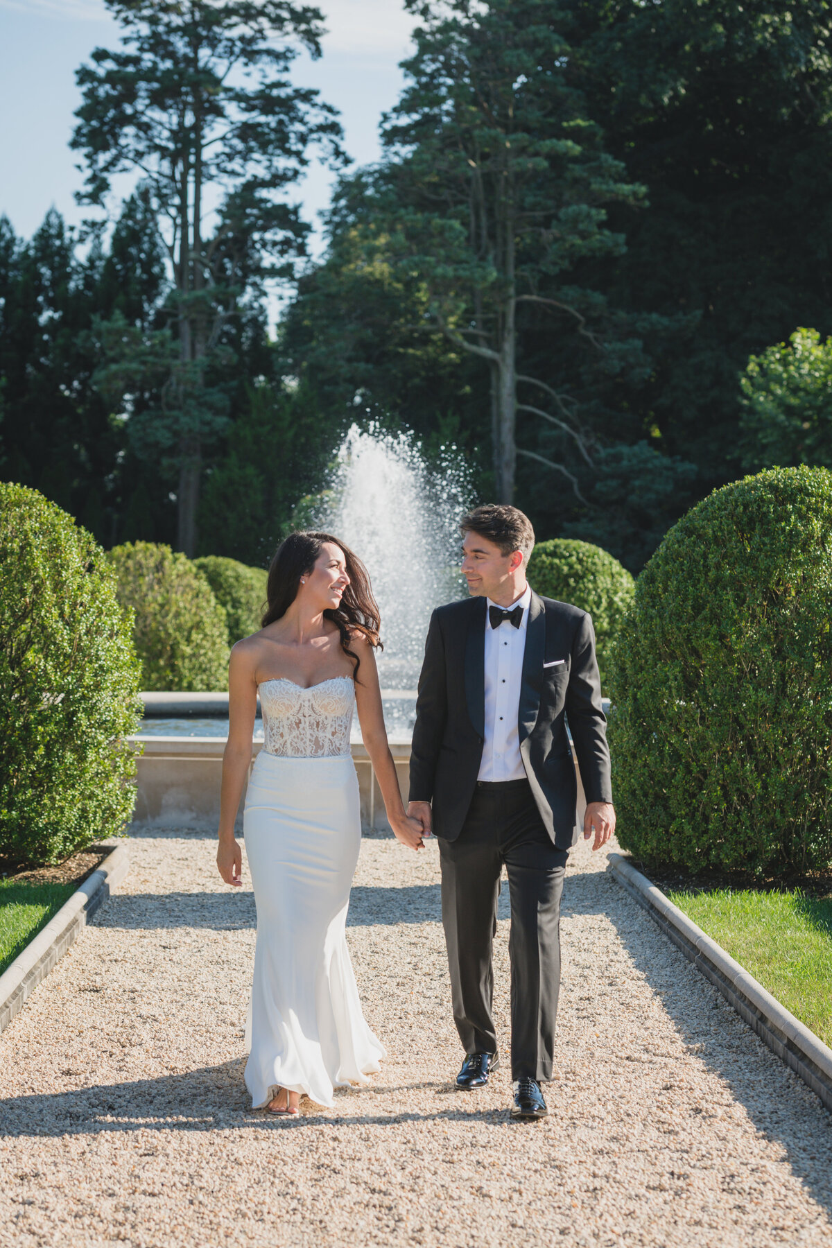bride and groom walking the grounds at Oheka Castle