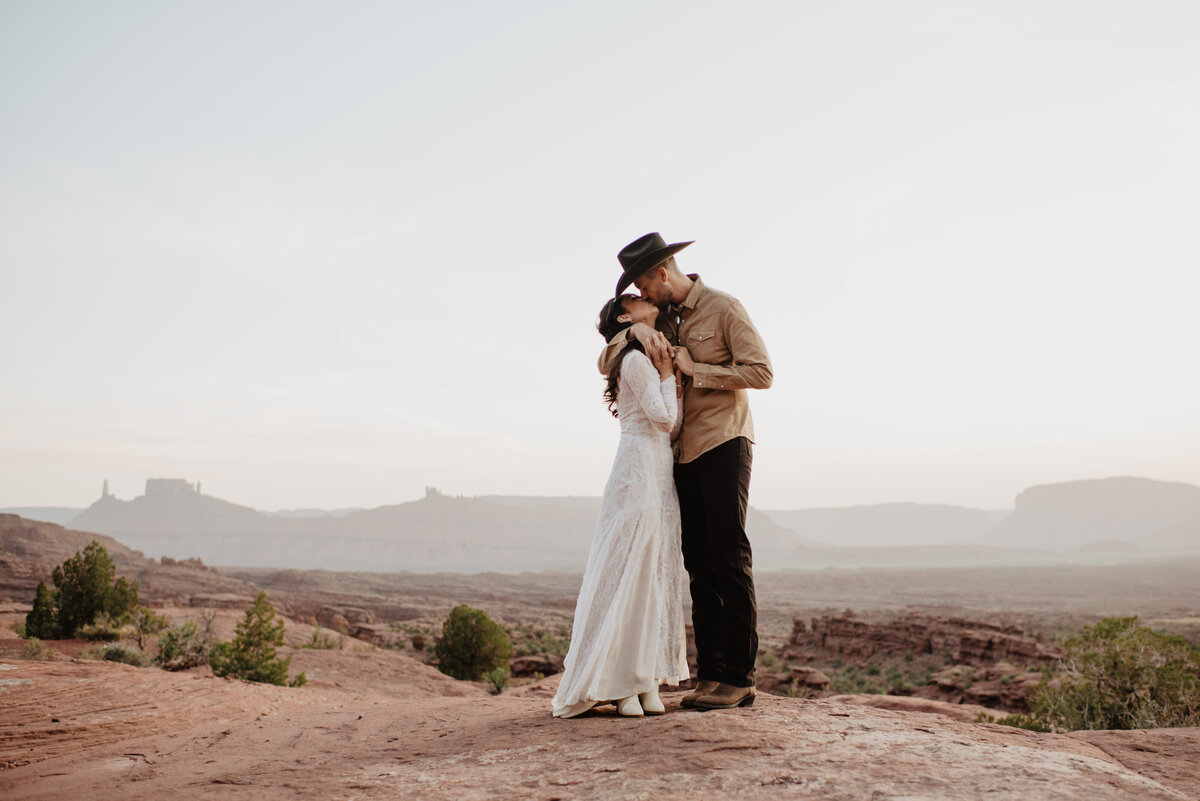 Utah Elopement Photographer captures couple kissing after Moab elopement