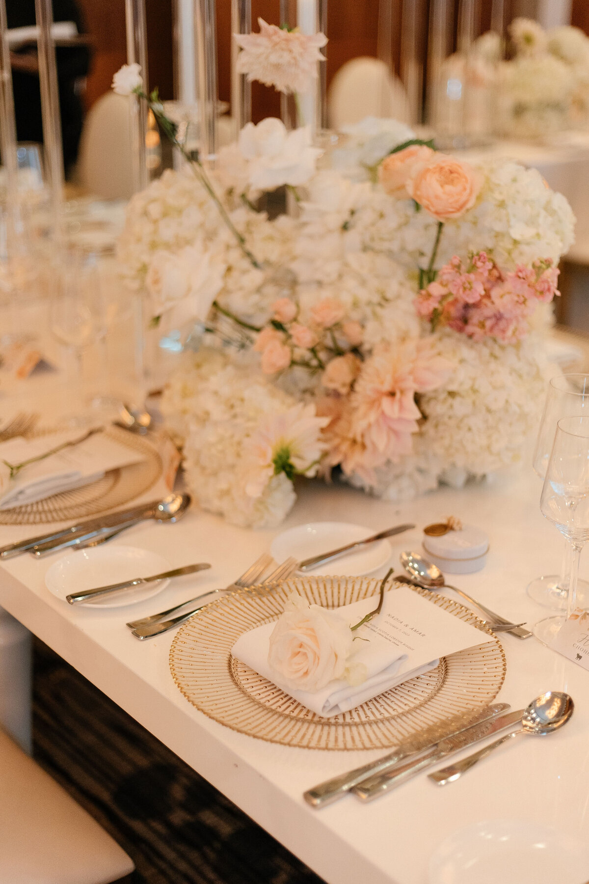 elegant-wedding-reception-table-setting-charger-florals