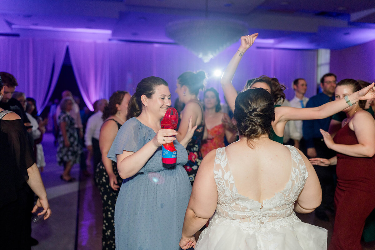 Eliana-Melmed-Photography-Chicago-LosAngeles-Jewish-WeddingPhotography-ElianaSklar-DanceFloor-00122