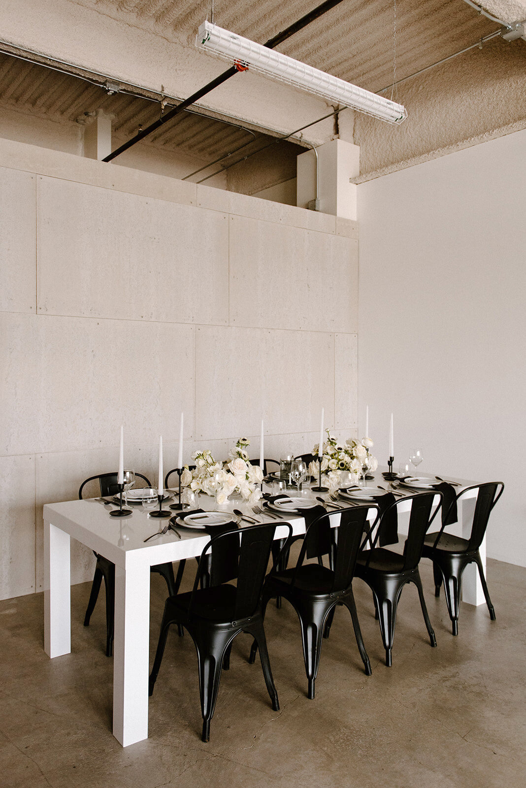 vogueweddingshoot-1-white-table-black-chair-wedding-reception