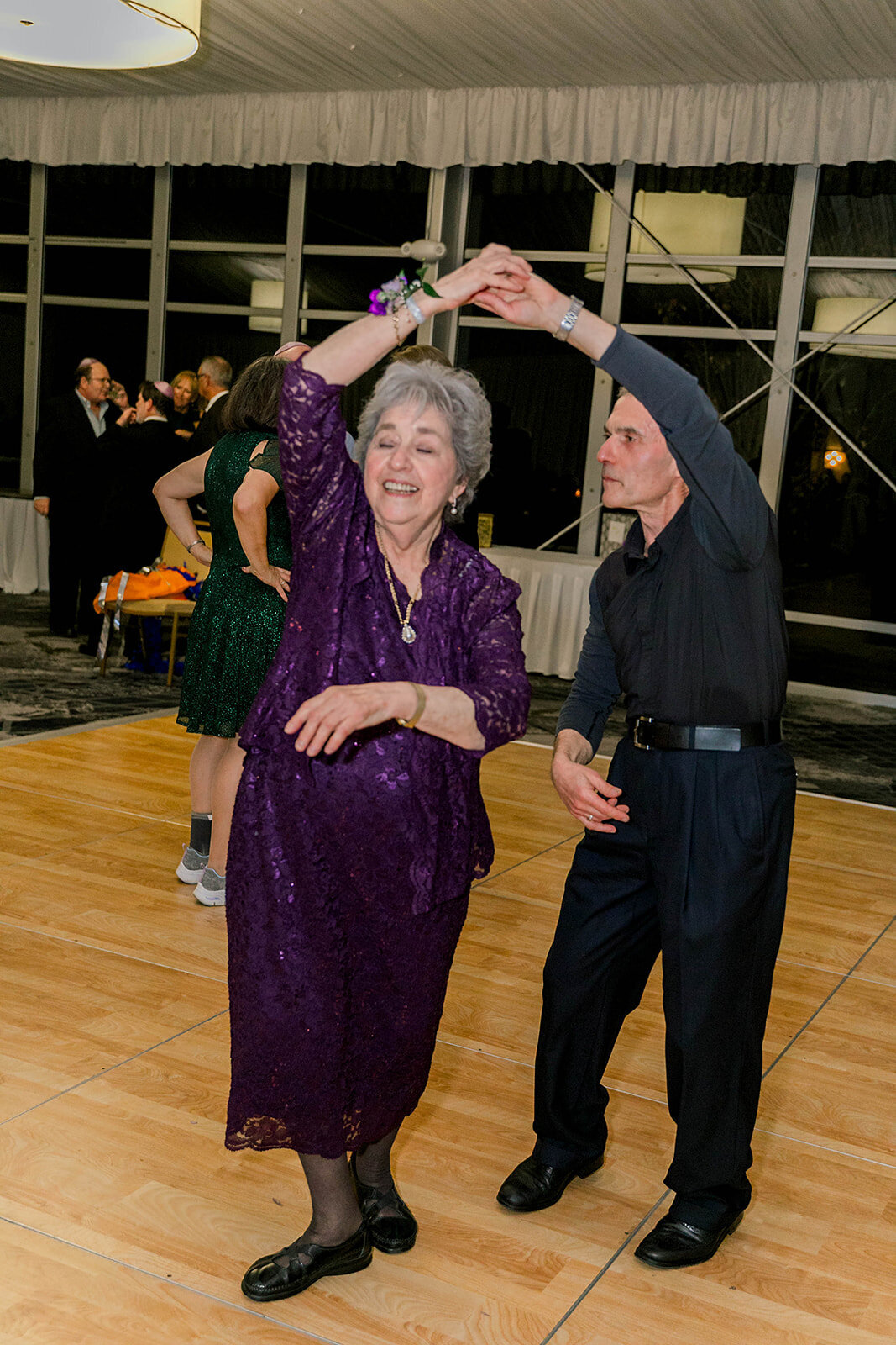 Eliana-Melmed-Photography-Chicago-LosAngeles-Jewish-WeddingPhotography-SimchaDancing-00001