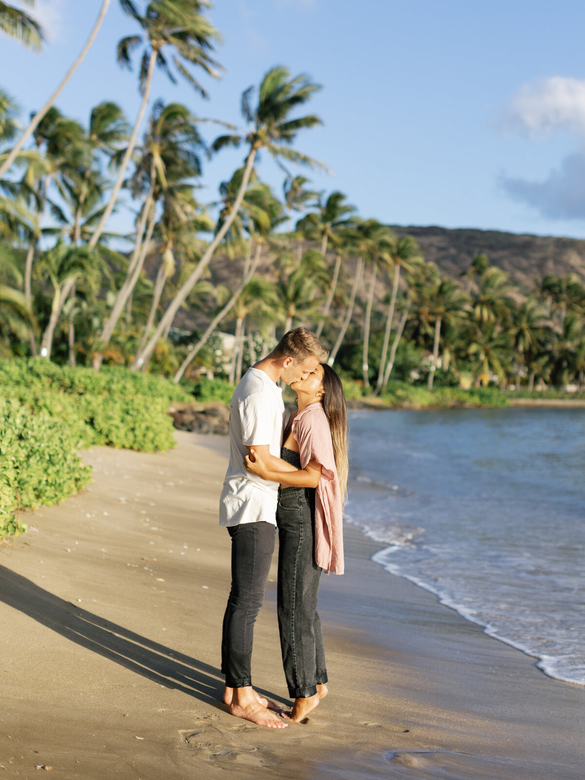 couple-kissing-on-beach-in-hawaii