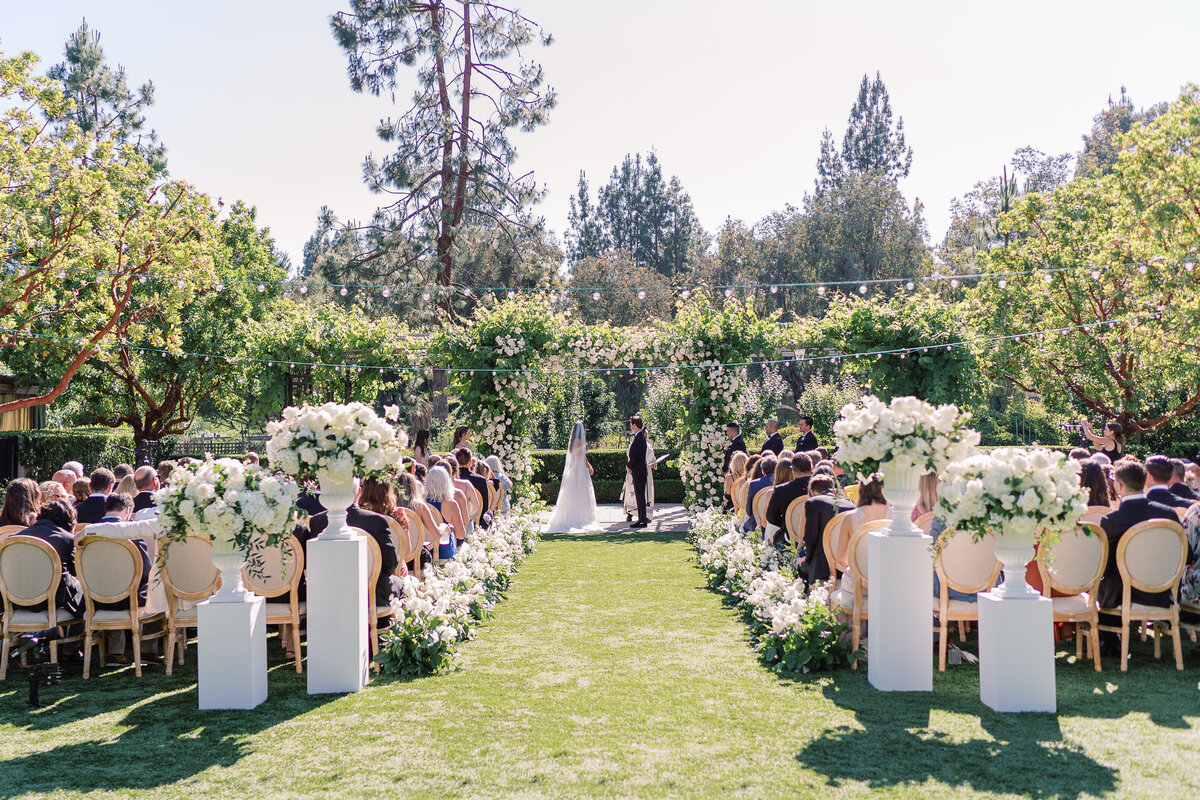white and green flowers at a wedding on the aragon lawn at the Rancho Bernardo Inn in San Diego, planned and designed by the best san diego wedding planner