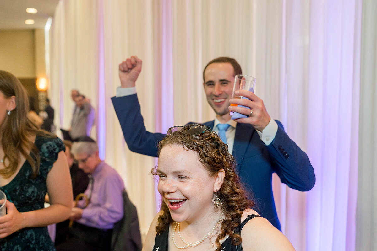Eliana-Melmed-Photography-Chicago-LosAngeles-Jewish-WeddingPhotography-ElianaSklar-CocktailHour-00059