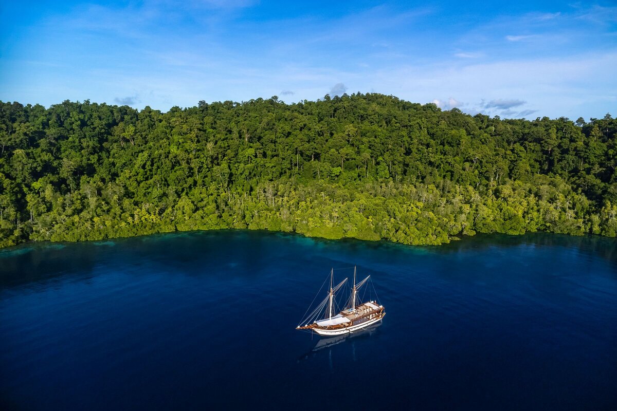 Luxury Yacht Charter Raja Ampat Majik Cruise (4)