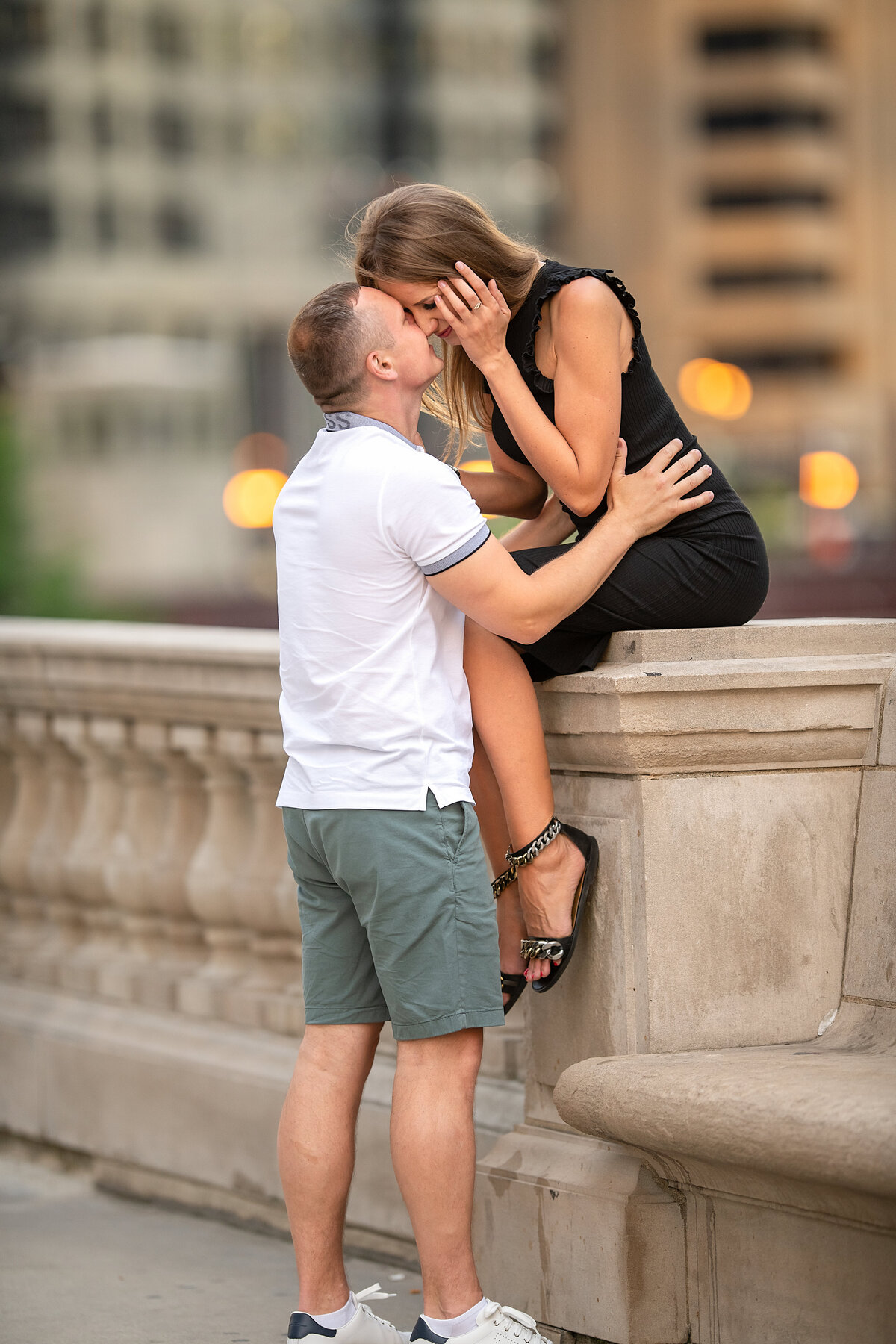 Engagement photography in Chicago River walk  in the summer
