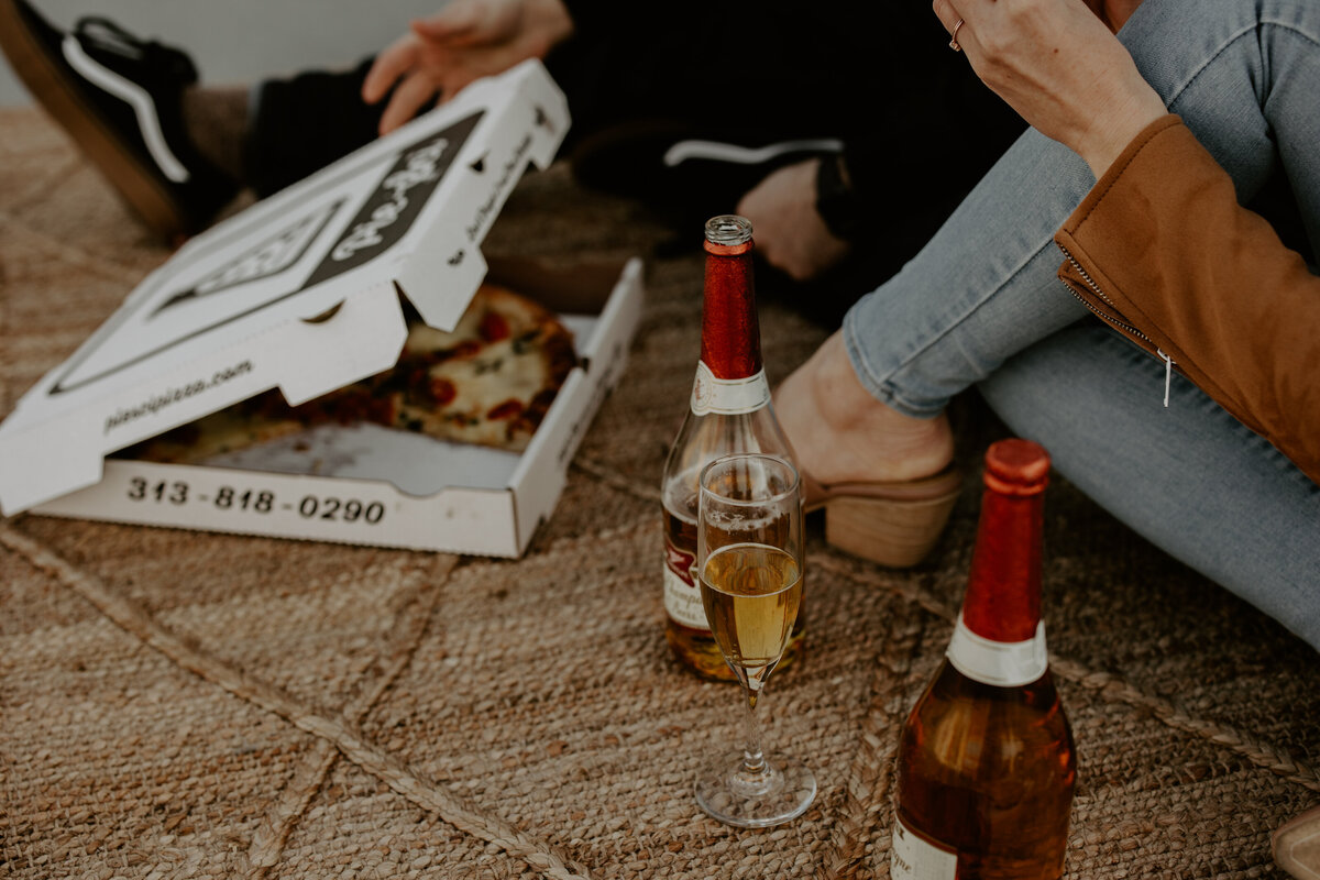 Downtown-Detroit-rooftop-pie-sci-pizza-couples-photoshoot-engagement-photos-18