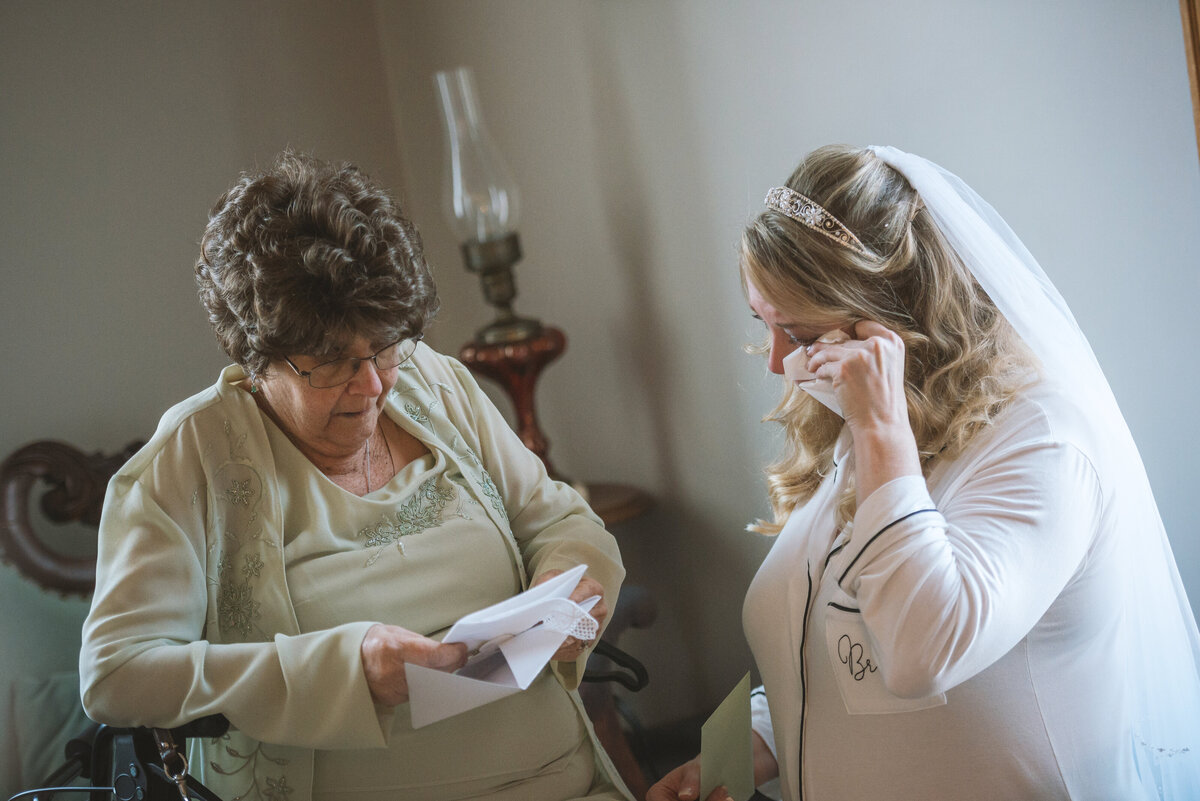 Bride giving her mother a written letter.