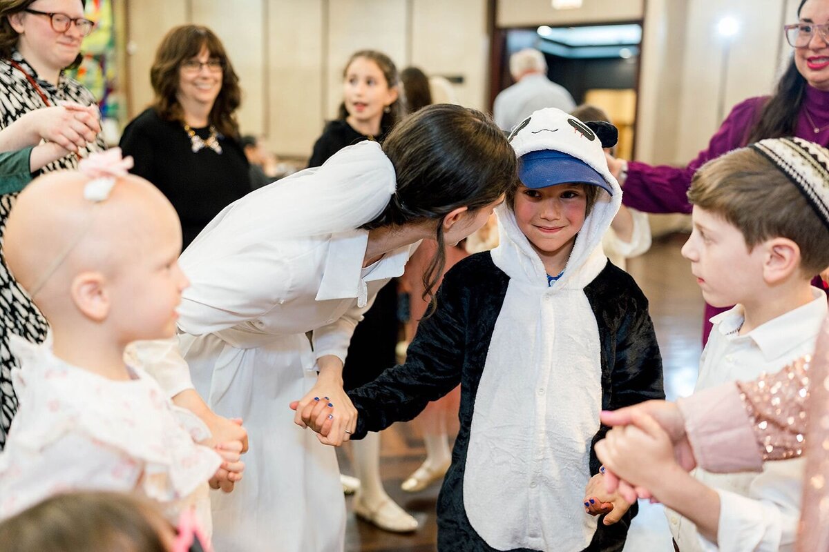Eliana-Melmed-Photography-Chicago-LosAngeles-Jewish-WeddingPhotographer-CarmiKalman-WomensDancing-00108