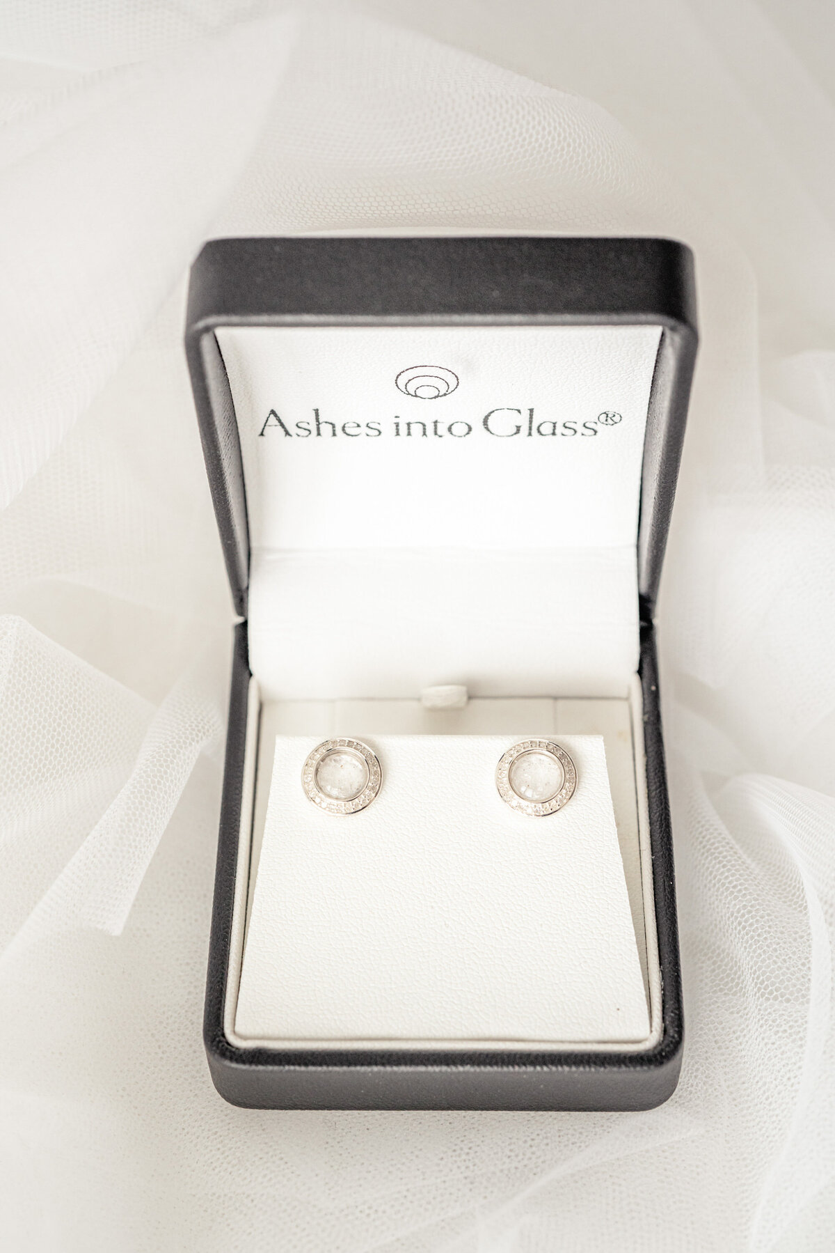 Remembering-loved-ones-at-weddings-ashesinto-glass-earrings