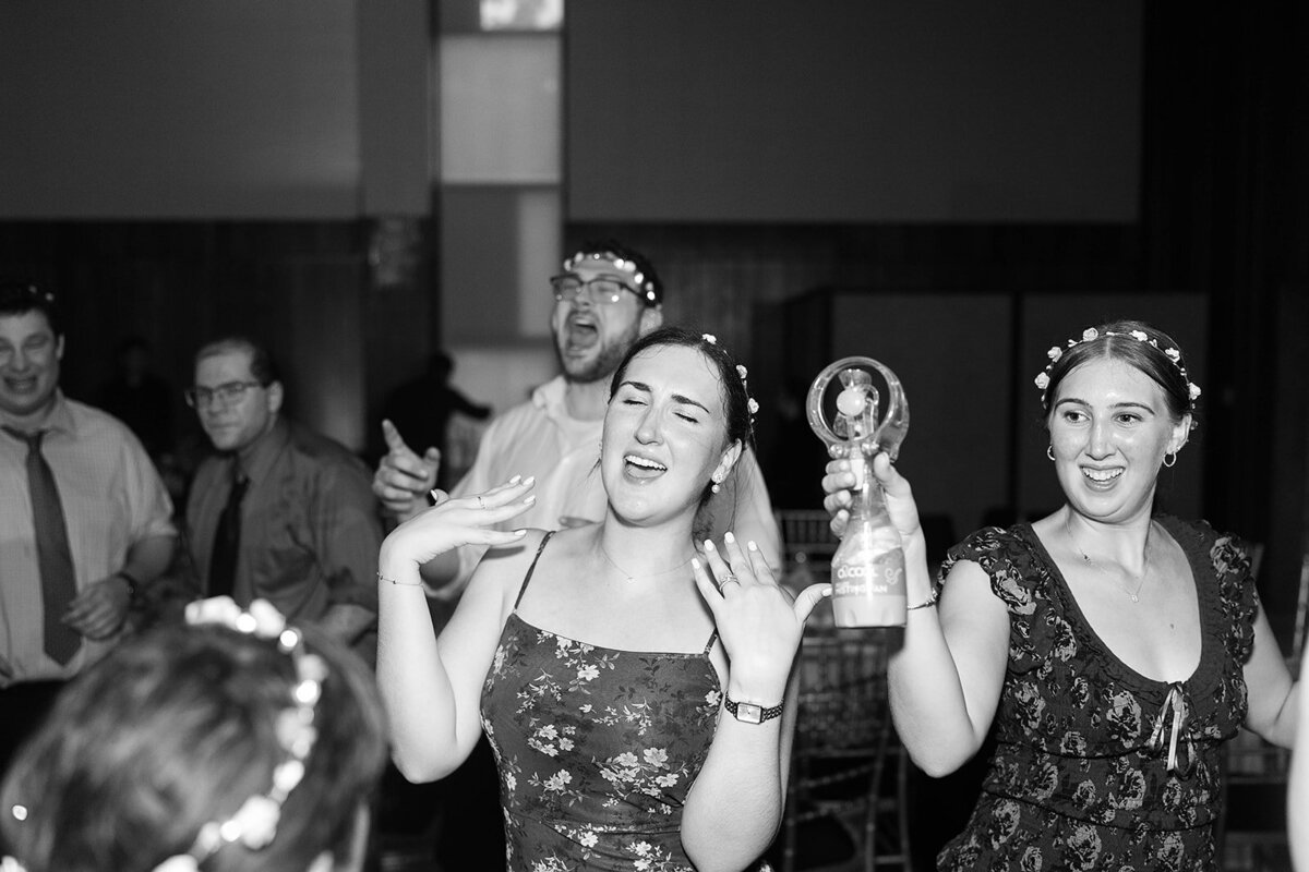 Eliana-Melmed-Photography-Chicago-LosAngeles-Jewish-WeddingPhotography-ElianaSklar-DanceFloor-00162