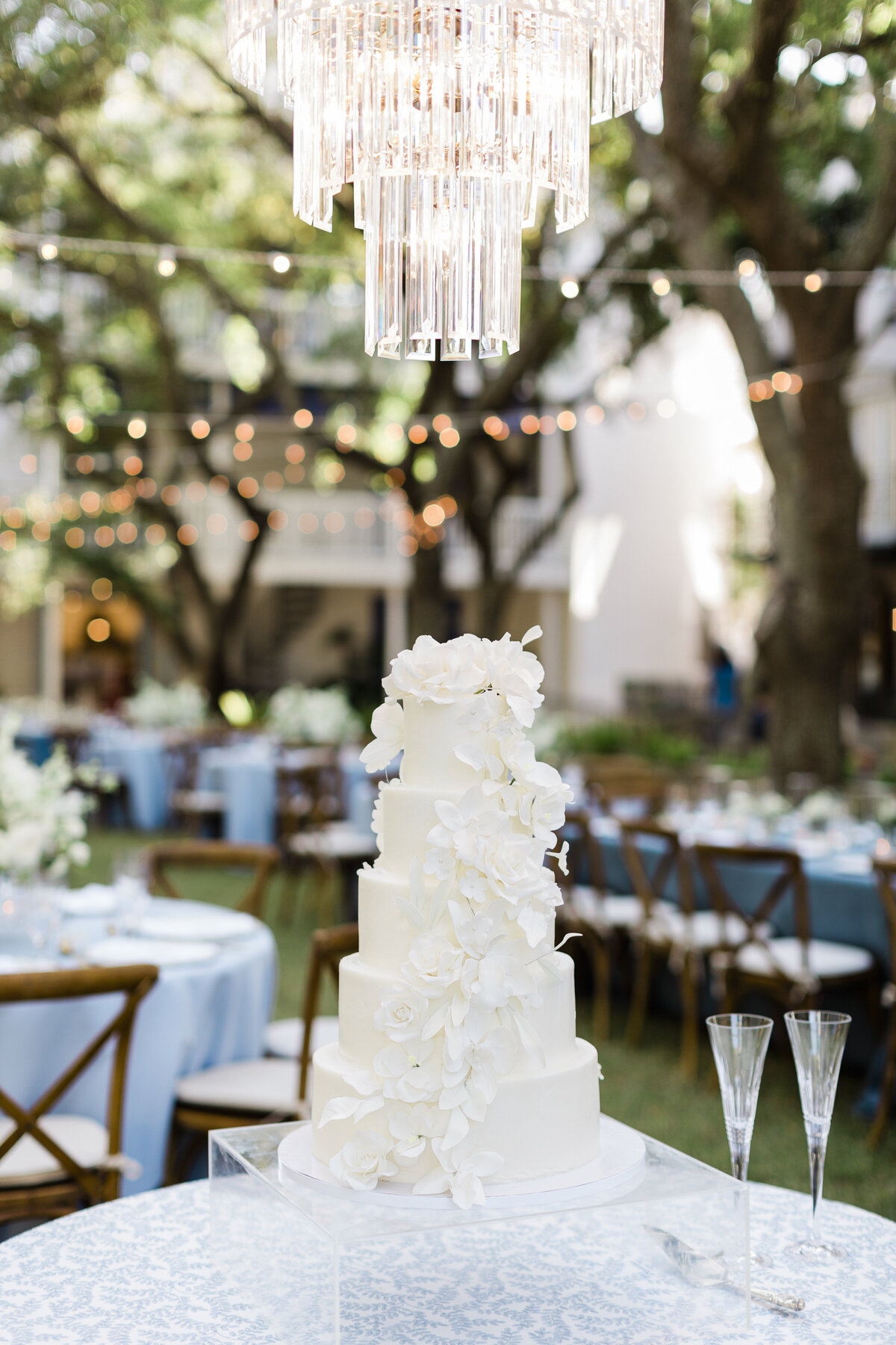 white-cake-seaside-wedding