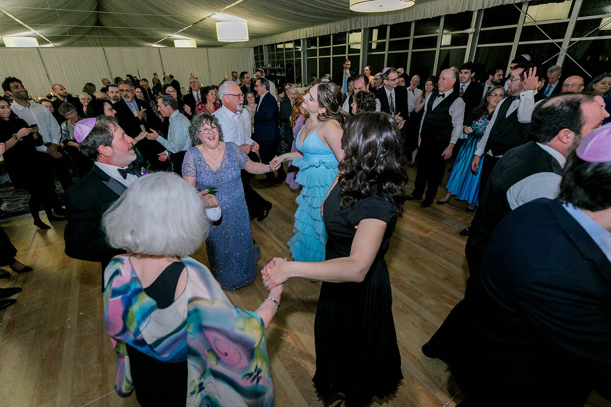 Eliana-Melmed-Photography-Chicago-LosAngeles-Jewish-WeddingPhotography-SimchaDancing-00173