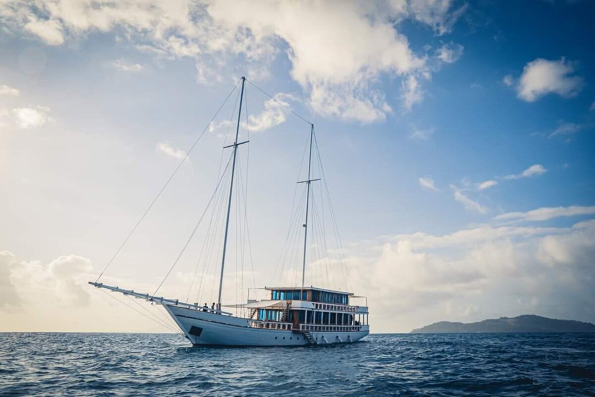 Fenides-luxury-yacht-charter-indonesia-Boat02