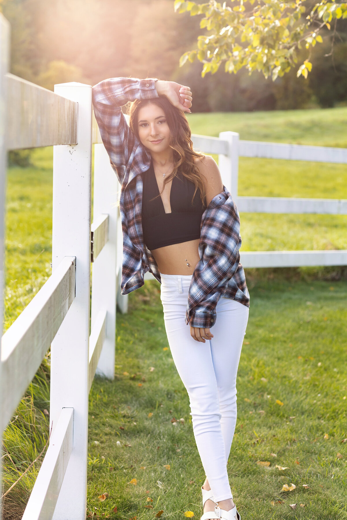 senior girl leaning on fence - Kristen Zannella Photography