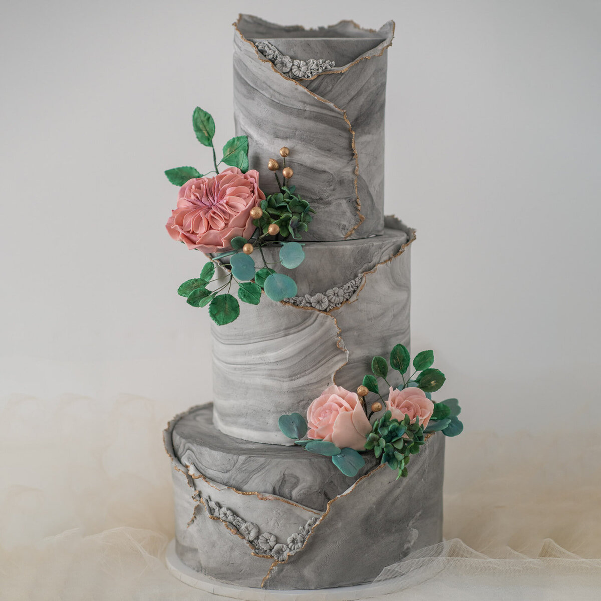 layers-graces-industrial-wedding-cake