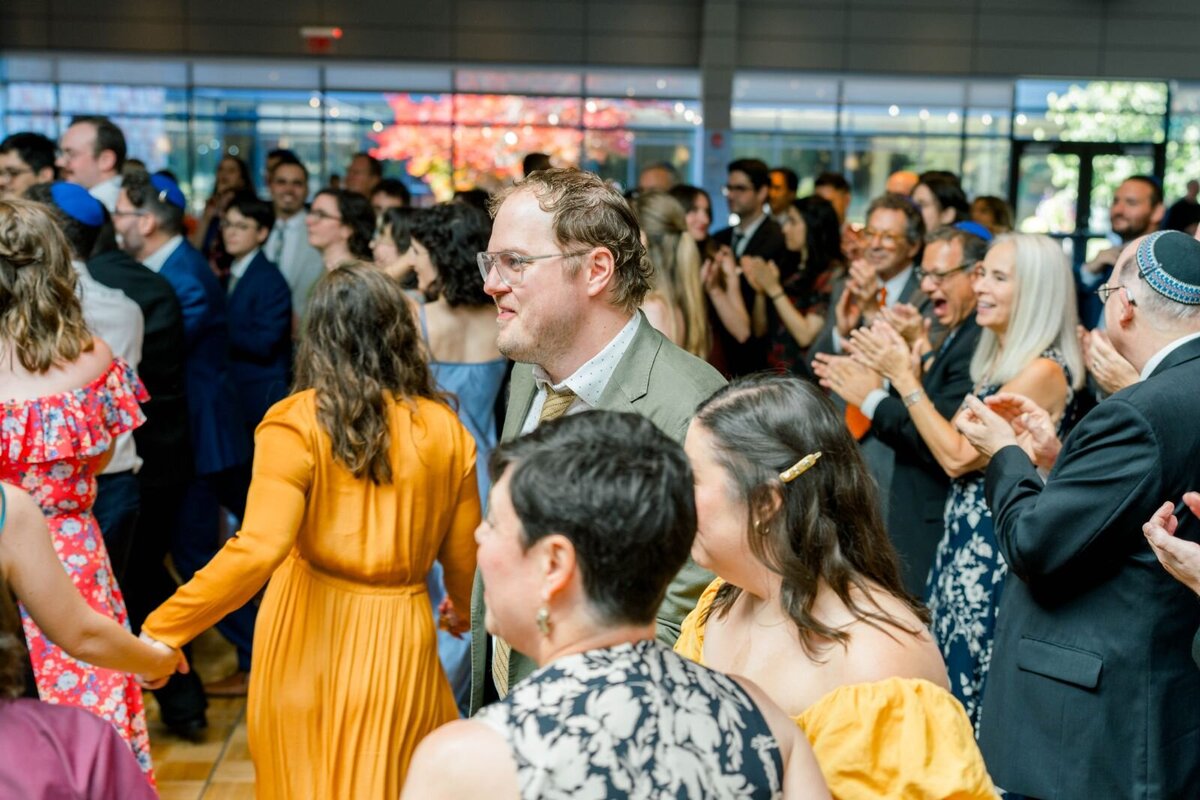Eliana-Melmed-Photography-Chicago-LosAngeles-Jewish-WeddingPhotography-ShulaNoah-Simcha-Dancing-00114