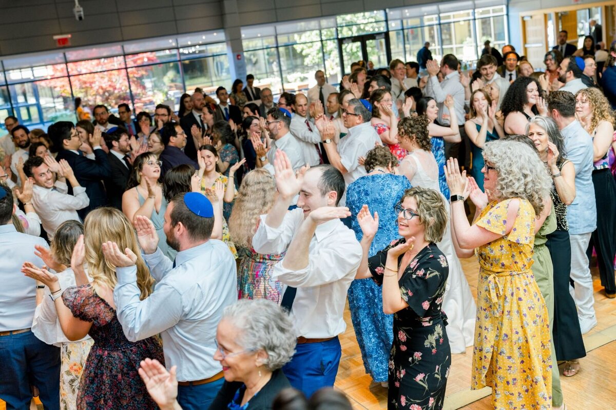 Eliana-Melmed-Photography-Chicago-LosAngeles-Jewish-WeddingPhotography-ShulaNoah-Simcha-Dancing-00048