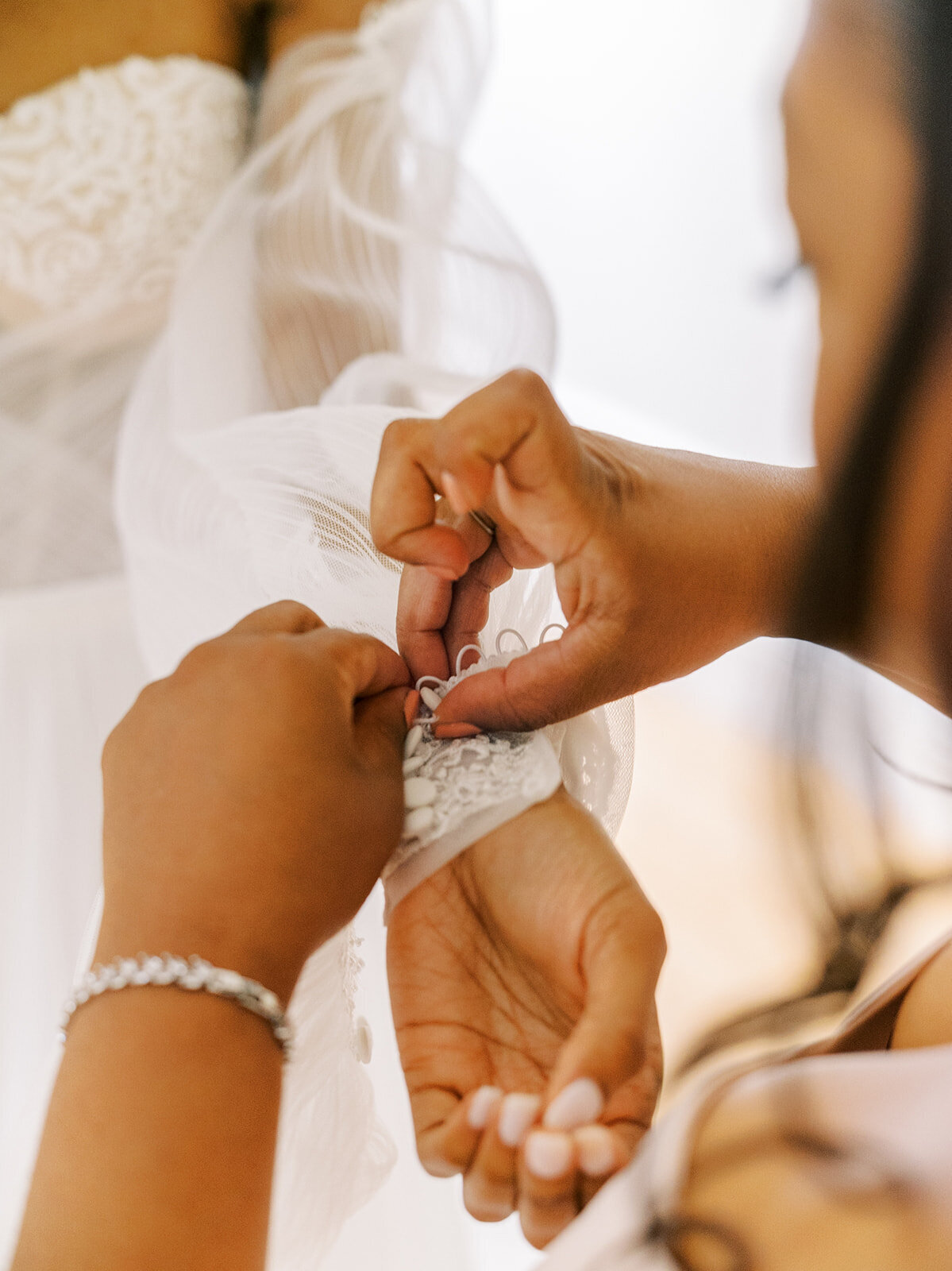 bridemaid-dressing-bride-elizabeth-austin-photography