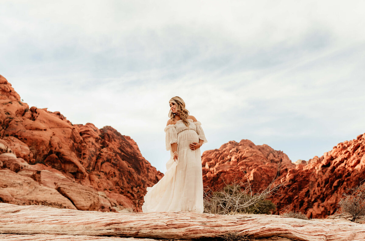 maternity-session-with-cream-dress-redrock