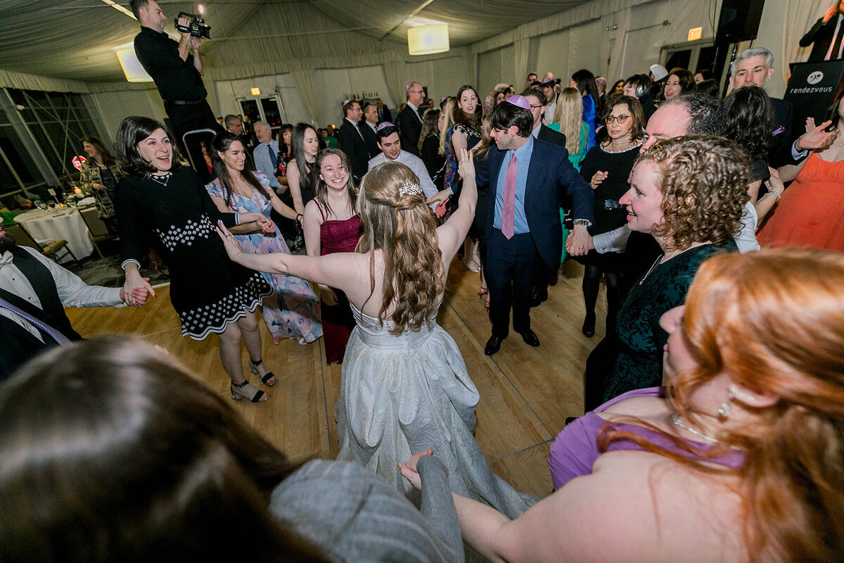 Eliana-Melmed-Photography-Chicago-LosAngeles-Jewish-WeddingPhotography-SimchaDancing-00154
