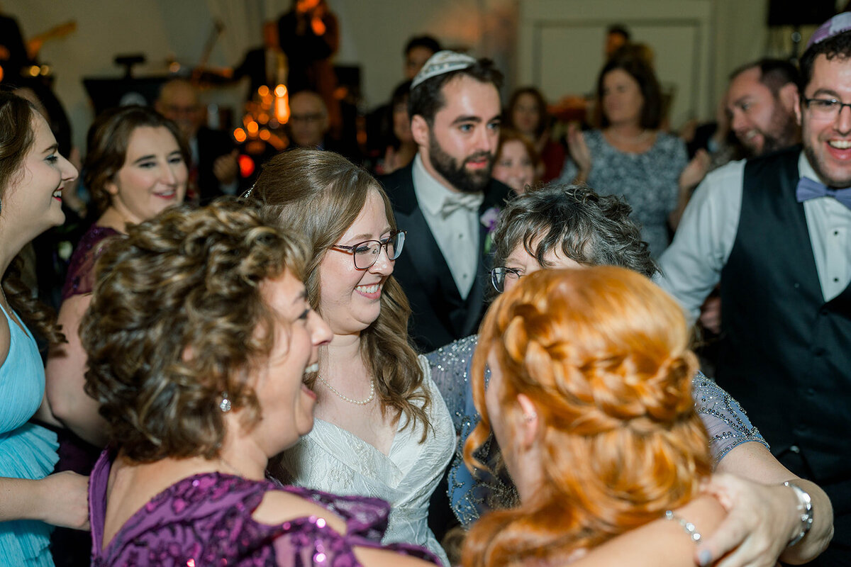 Eliana-Melmed-Photography-Chicago-LosAngeles-Jewish-WeddingPhotography-SimchaDancing-00234