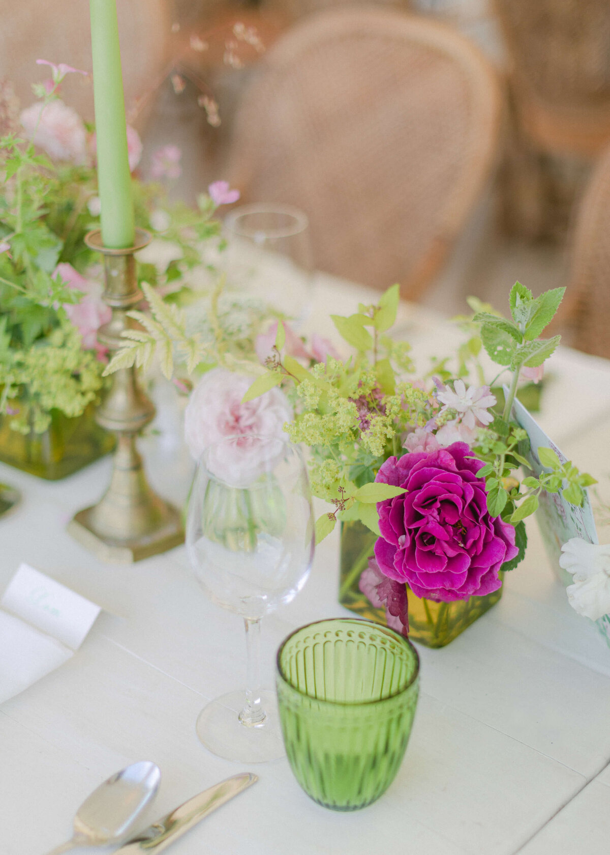 chloe-winstanley-weddings-tablesetting-green-blush-pink
