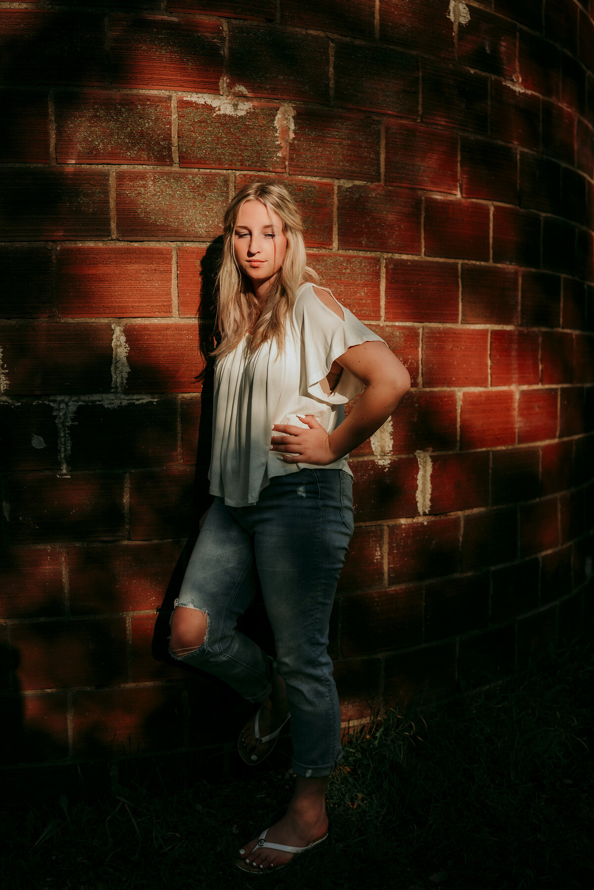 Embrace rustic radiance with Shannon Kathleen Photography's Minneapolis senior portraits. Bask in country chic allure. Secure your session for timeless charm
