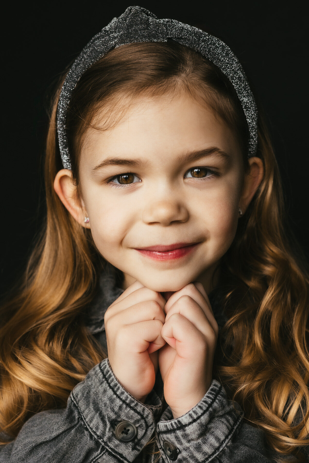 Foto kind portret zwarte achtergrond