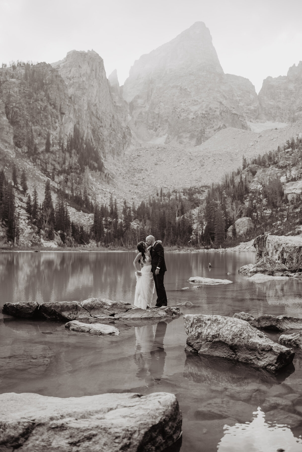 Jackson Hole Photographers capture couple kissing