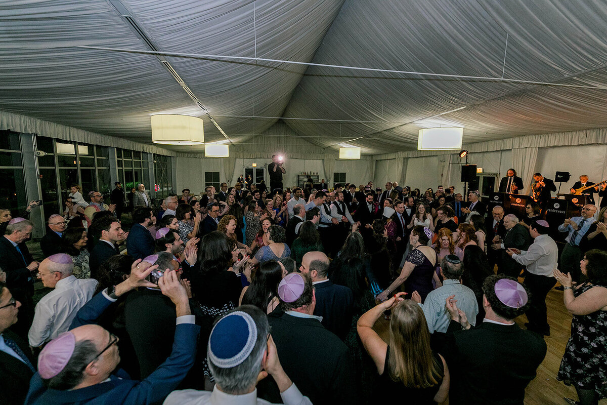 Eliana-Melmed-Photography-Chicago-LosAngeles-Jewish-WeddingPhotography-SimchaDancing-00198
