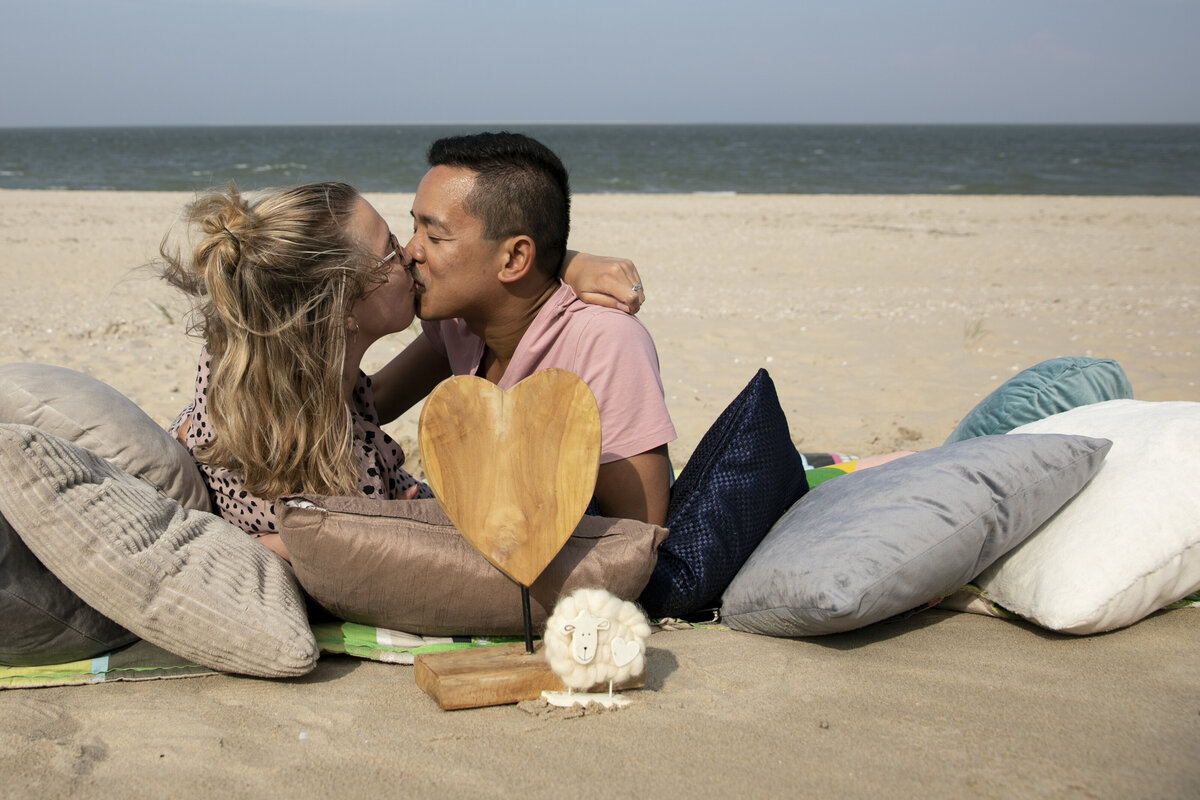 Huwelijksaanzoek texel op het strand bij de vuurtoren alice en christiaan
