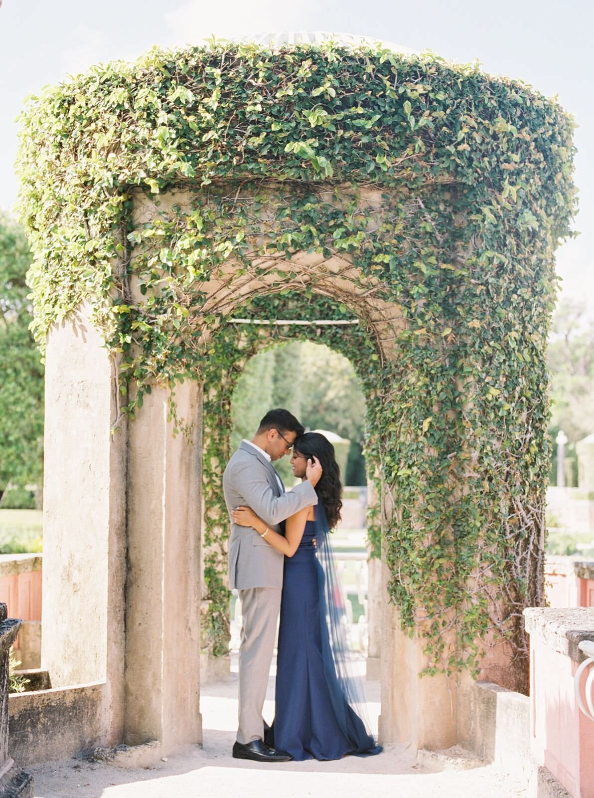 Couple-in-soft-embrace-at-Vizcaya-Museum-Photographed-by-Sarah-Sunstrom-Photography