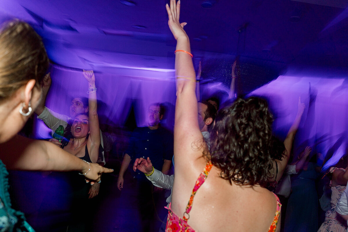 Eliana-Melmed-Photography-Chicago-LosAngeles-Jewish-WeddingPhotography-ElianaSklar-DanceFloor-00393