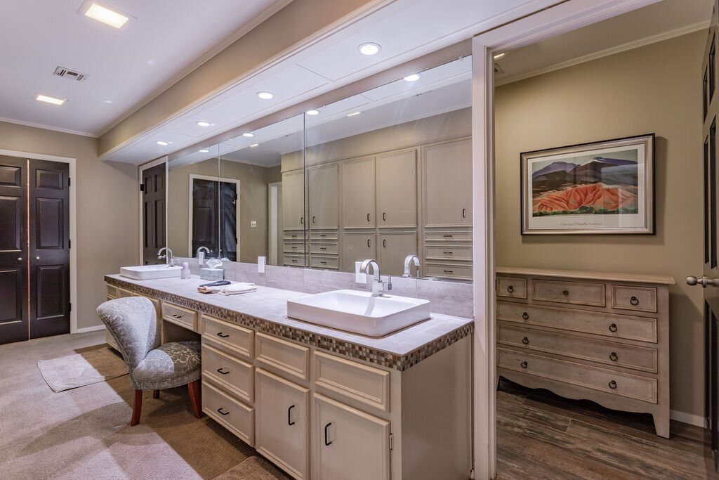 Large master bathroom with double vanity and two sinks in this 5-bedroom, 4-bathroom vacation rental house for 16+ guests with pool, free wifi, guesthouse and game room just 20 minutes away from downtown Waco, TX.