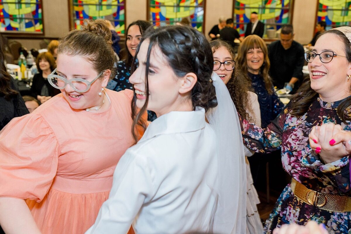 Eliana-Melmed-Photography-Chicago-LosAngeles-Jewish-WeddingPhotographer-CarmiKalman-WomensDancing-00032