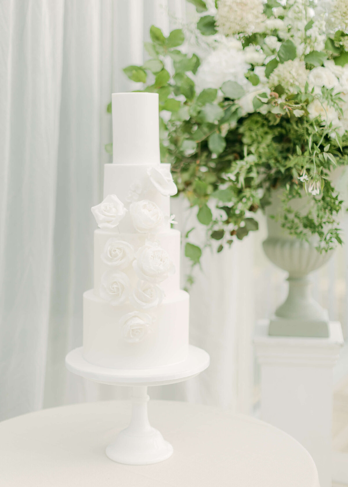 chloe-winstanley-weddings-white-cake