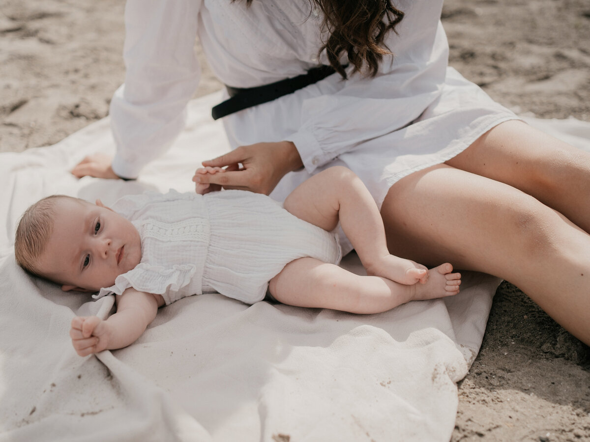Newbornshoot door Leukfotografie in Amsterdam, Zaandam, Landsmeer, Oostzaan en Purmerend – zachte, liefdevolle babyfoto’s-116