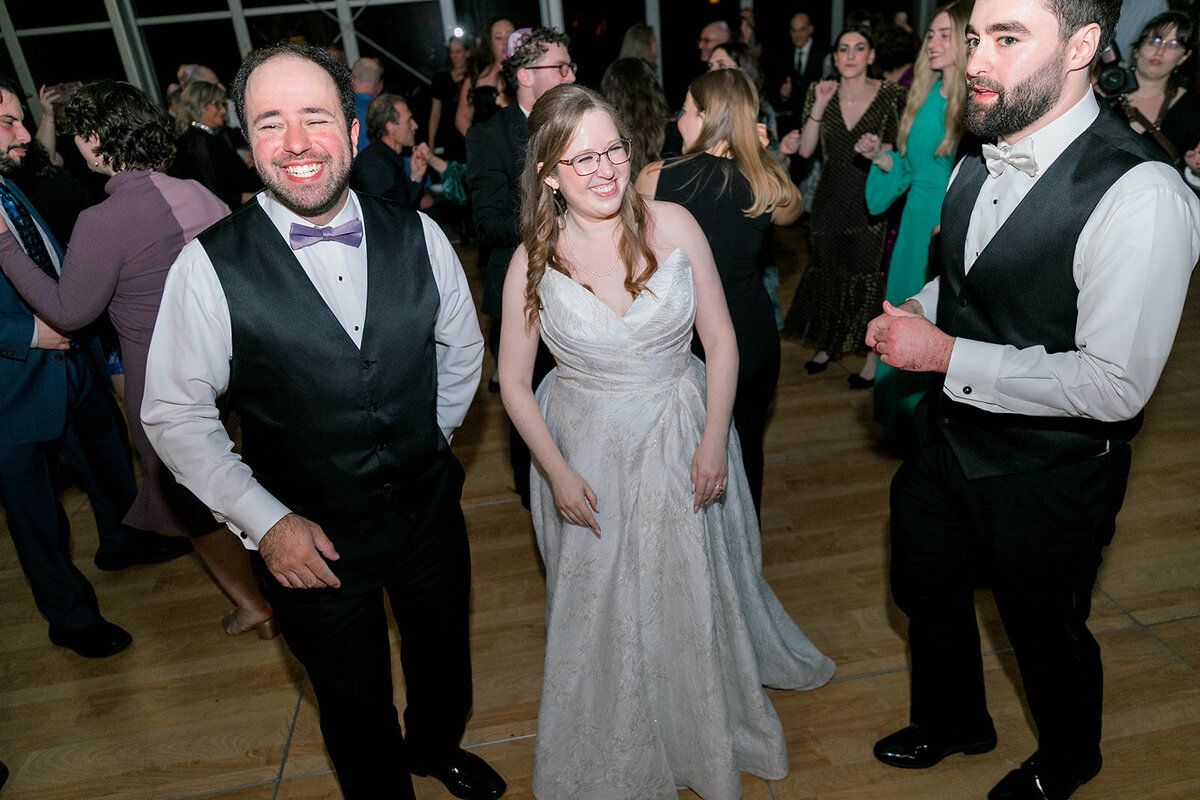 Eliana-Melmed-Photography-Chicago-LosAngeles-Jewish-WeddingPhotography-Dancefloor-00184