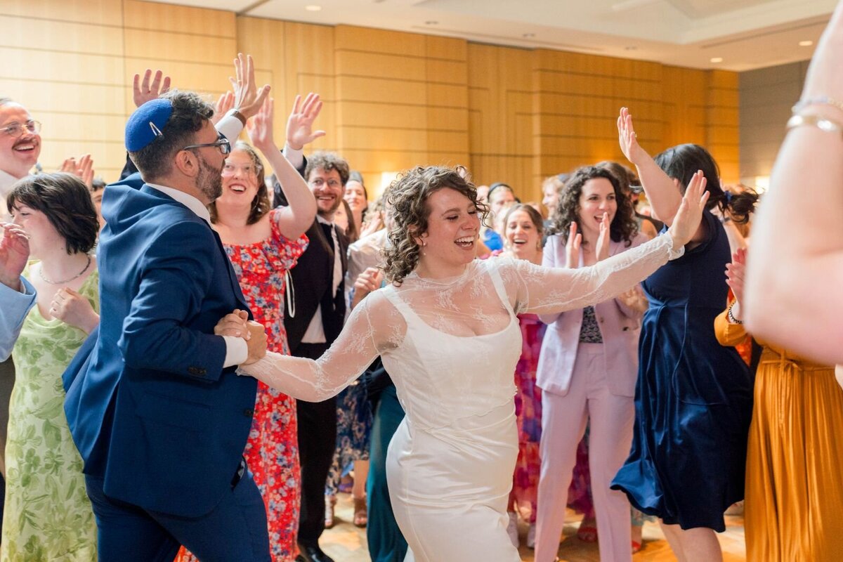Eliana-Melmed-Photography-Chicago-LosAngeles-Jewish-WeddingPhotography-ShulaNoah-Simcha-Dancing-00100